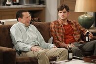 Two and a Half Men – Nachdem sich Lyndsey von Alan (Jon Cryer, l.) getrennt hat, verfällt er in Depressionen, aus denen Walden (Ashton Kutcher, r.) ihn zu erlösen versucht ...