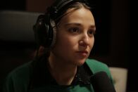 About Saturday – Klara (Darin Hagi) genießt das Single-Leben und teilt ihre Dating-Erfahrungen über etwas zu anhängliche Jungs und schlechte Swipes zusammen mit ihren Freunden in ihrem Podcast "Forever Singles".