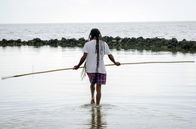Australiens unbekanntes Paradies - Die Inseln der Torres-Straße – Barry Pau fischt auf traditionelle Weise auf Darnley Island, von den Einheimischen Erub genannt.