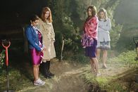 Desperate Housewives – Während das Leben in der Wisteria Lane weiter geht, stehen die Freundinnen vor einer schwierigen Aufgabe: Lynette (Felicity Huffman, 2.v.r.), Bree (Marcia Cross, 2.v.l.), Gabrielle (Eva Longoria, l.) und Susan (Teri Hatcher, r.) ...