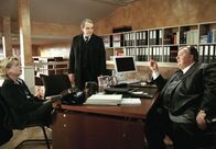 Der Dicke – MDR Fernsehen DER DICKE FOLGE 6, "Enttäuschte Erwartungen" Uhr. Gregor Ehrenberg (Dieter Pfaff, r.) ist stocksauer. Christina (Gisela Schneeberger, l.) hat die Scheidung eingereicht, sein alter Widersacher Anwalt Brüggmann (Walter Kreye, M.) vertritt sie.