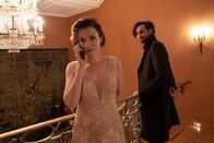 Laim und das Hasenherz – Lukas Laim (Max Simonischek) bemerkt, dass Barbara Kronberger (Adina Vetter) versucht, ihre Tochter zu erreichen.