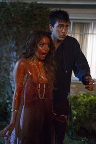 Freaks of Nature – Lorelei (Vanessa Hudgens, l.); Dag (Nicholas Braun, r.)