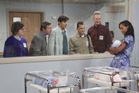Two and a Half Men – Ihr Traum scheint in Erfüllung zu gehen. Kathy hat ihr Baby zur Welt gebracht und möchte es Walden (Ashton Kutcher, 3.v.l.) und Alan (Jon Cryer, 3.v.r.) zur Adoption gegen. Selbstverständlich sind Barry (Clark Duke, l.), Larry (D.B. Sweeney, 2.v.l.) und Herb (Ryan Stiles, 2.v.r.) mit vdabei, um das Baby zu begutachten ...