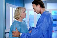 In aller Freundschaft – Dr. Martin Stein (Bernhard Bettermann) hat keine guten Nachrichten für seine Cousine Thea Neuwirth (Christina Rainer). Sie leidet an einer Krankheit, die man Moyamoya nennt, einer nichtheilbaren Erkrankung der Gefäße im Hirn. Möglicherweise stammt das von einer Bestrahlung, die Sabine vor vielen Jahren hatte, möglicherweise ist es vererbt.