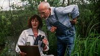 Löwenzahn Classics – Frösche, Kröten, Lurche, Molche und Salamander - die Amphibien-Familie ist groß und Peter (Peter Lustig, r.) erforscht sie begeistert mit einer Biologin (Christine Flegel, l.).
