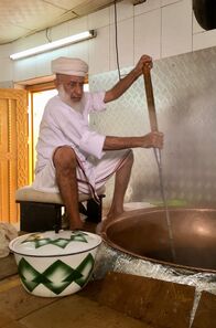 Magic Cities – Im Stadtteil Matrah wird wird Halwa, die traditionelle Süßspeise der Omanis, in großen Kupferkesseln gekocht.