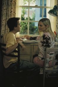 Malcolm mittendrin – Malcolm (Frankie Muniz) gibt seiner neuen Freundin Nicki (Reagan Dale Neis) Nachhilfeunterricht in Mathematik.