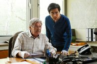 Rentnercops – SENDER: ARD - SENDETITEL: Rentnercops, Folge 35 - UNTERTITEL: Alles wird gut - CAPTION: ARD RENTNERCOPS, FOLGE 35, "Alles wird gut" Uhr im ERSTEN..Hui Ko (Aaron Le, r.) und Günter (Wolfgang Winkler, l.) untersuchen das Entführerschreiben..