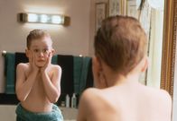 Kevin - Allein zu Haus – Ungewohnte Freiheiten: Auch das Rasierwasser seines Vaters ist vor Kevin (Macaulay Culkin) nicht sicher ...