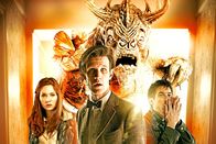 Doctor Who – v.l.n.r. Amy Pond (Karen Gillan), Der Doctor (Matt Smith) und Rory Williams (Arthur Darvill) mit dem Minotaur (Spenver Wilding) im Hintergrund