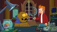 Futurama – Lrrr verlangt von Jrrr (m.), dass er sein Haustier Fry (r.) umbringen soll. Nur durch die Freundschaft zwischen den beiden und durch das beherzte Eingreifen von Bender kann Frys Leben gerettet werden ...