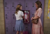 Young Sheldon – Missy Cooper (Raegan Revord, l.); Mary Cooper (Zoe Perry, r.)