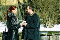 Mit Herz und Handschellen – Leo und Nina beobachten, wie Marlene Endrass (Susann Uplegger, l.) dem Eiswart Xaver Fichtel (Maximilian Krückl, r.) einen Umschlag übergibt.