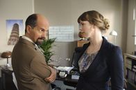 Stromberg – Schon bald muss Stromberg (Christoph Maria Herbst, r.) erkennen, dass "je größer das Büro, umso weniger ist Platz für das Menschliche" - und muss die umgestylte, aber überforderte Jennifer (Milena Dreißig, l.) von dem Platz als Assistentin abziehen. Da teilt sie ihm mit, dass sie schwanger ist ...