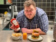 BesserEsser - Food Stories – Burgerbuden-Besitzer James Doppler serviert seinen Kunden ausschließlich frisches und selbstgemachtes Ketchup und fragt sich: Wie kann der Foodgigant seinen Ketchup zwei Jahre lang haltbar machen?