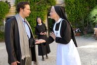 Um Himmels Willen – ARD/MDR UM HIMMELS WILLEN XI. STAFFEL FOLGE 134, "Blutiger Anfänger" Uhr im ERSTEN. Herr Gierke (Daniel Urban, l.) will unbedingt mit Schwester Hanna sprechen, doch Schwester Agnes (Emanuela von Frankenberg, r.) und Schwester Felicitas Meier (Karin Gregorek, M.) versuchen ihn abzuwimmeln.