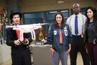 Brooklyn Nine-Nine – (v.li.) Andy Samberg (Jake Peralta), Melissa Fumero (Amy Santiago), Terry Crews (Terry Jefford), Stephanie Beatriz (Rosa Diaz).