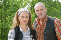 Die Rosenheim-Cops – Als auf der Alm von Bärbel (Julia Thurnau, l.) und Josef Fischer (Rainer Haustein, r.) ein Mord passiert, geraten die Wirtsleute unter Verdacht. Honorarfrei - nur für diese Sendung bei Nennung ZDF und Christian A. Rieger