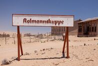 Tabu - Verbotene Orte – Geisterstadt Kolmanskop, ursprünglich Kolmannskuppe. Früher die reichste Stadt Afrikas, heute zeugen nur noch Ruinen vom ehemaligen Glanz.