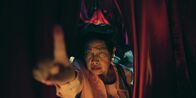 neoriginal: Doppelhaushälfte – Oma Thuy (Tuyet Linh Phung) verdächtigt Theo beim Rollenspiel "Werwölfe".