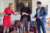 Die Rosenheim-Cops – Paula Streuff (Judith Richter, l.), die Tochter der Verstorbenen, versucht die Kommissare Stadler (Dieter Fischer, M.) und Hansen (Igor Jeftić, r.) mit Hinweisen bei den Ermittlungen zu unterstützen.