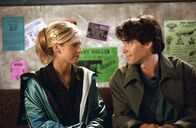 Buffy - Im Bann der Dämonen – Buffy (Sarah Michelle Gellar, l.) fühlt sich zu Parker Abrams (Adam Kaufman, r.) hingezogen.