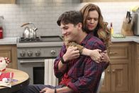 Two and a Half Men – Jenny (Amber Tamblyn, r.) verbringt eine stürmische Nacht mit der attraktiven Brooke. Jenny ist Feuer und Flamme und möchte gern ein zweites Date, doch ihre Herzdame hat ihr eine falsche Nummer hinterlassen. Walden (Ashton Kutcher, l.) versucht alles, um Brooke zu finden ...