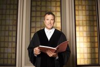 Richter Alexander Hold – Richter Alexander Hold war Staatsanwalt und Richter am Amtsgericht in Kempten. Er steht in der erfolgreichen Court-Show-Tradition von SAT.1 und entscheidet Strafrechtsfälle - das ganze Spektrum der Strafbarkeit, vom Drogendealer bis zur Sexualstraftat ...