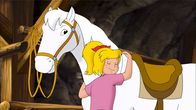Bibi und Tina – Bibi freut sich, als sie Sabrina in einem verlassenen Bergwerksstollen entdeckt.