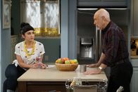 Last Man Standing – Mandy (Molly Ephraim, l.); Ed (Hector Elizondo, r.)