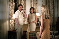 Die Kennedys - After Camelot – V.l.n.r.: Ted Kennedy (Matthew Perry), Ethel (Kristin Booth) und Joan Kennedy (Kristen Hager)
