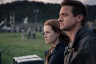 Arrival – Amy Adams (Dr. Louise Banks), Jeremy Renner (Ian Donnelly).
