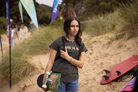Surviving Summer – Summer (Sky Katz) hat alles für eine heimliche Reise zurück nach New York arrangiert und will vorher nur noch einmal kurz ans Meer und an den Strand gehen. Dort surfen ihr Gastbruder Ari und seine alte Surfmannschaft.