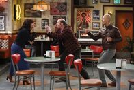 Superior Donuts – (v.l.n.r.) Randy (Katey Sagal); Tush (David Koechner); Fawz (Maz Jobrani)