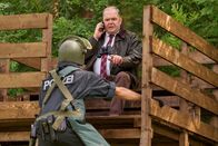 Heldt – Adrenalingeladen telefoniert Grün (Timo Dierkes, r.) mit seinem Kollegen Heldt und versucht Fassung zu bewahren, als der Entschärfungsexperte (Komparse, l.) sich die Bombe genauer ansieht.