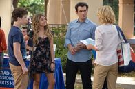Modern Family – L-R: Luke Dunphy (Nolan Gould), Haley Dunphy (Sarah Hyland), Phil Dunphy (Ty Burrell), Claire Dunphy (Julie Bowen)