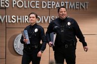 The Rookie – Das Revier bekommt zwei neue Rookies. Doch an Barnes (Katy M. O´Brian) und Macers (Greg Grunberg) ersten Tag läuft bei Weitem nicht alles wie geplant.