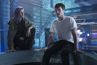 Future Man – Tiger (Eliza Coupe, l.); Josh Futturman (Josh Hutcherson, r.)
