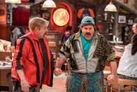 Kevin Can Wait – (v.li.) Gary Valentine (Kyle Gable), Kevin James (Kevin Gable).