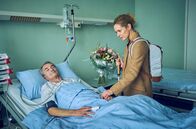 Die Heiland - Wir sind Anwalt – Romy Heiland (Lisa Martinek, r.) besucht Robert Sander (Thomas Lawinky, l.) im Krankenhaus. Hat seine Pflegerin ihm eine Überdosis an Medikamenten verabreicht?