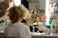 Mutter – Anke Engelke widmet sich in diesem Film dem komplexen Thema Mutterschaft und erzählt von Freude und Zweifel, Macht und Ohnmacht, Wut und Liebe. - Die Mutter, dargestellt von Anke Engelke, wird für die Aufführung gestylt.