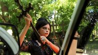 SOKO Stuttgart – Hasserfüllt schnappt sich Yasmin Fleck (Carolyn Genzkow) ein Kreuz und will auf den Einsatzwagen einschlagen.