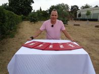 Dinner Date – Der alleinerziehende Alex aus dem Ruhrgebiet sucht die große Liebe und stürzt sich voller Hoffnung ins Blind-Date-Abenteuer. Bei welcher Begegnung bekommt er weiche Knie?