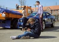 In aller Freundschaft – Clemens Manthey (Max König, re.) hat Kris Haas (Jascha Rust, vorn) mit seinem Auto angefahren. Schwester Julia Weiß (Sarah Tkotsch, li.) hat das Ganze beobachtet und stellt Clemens barsch zur Rede.