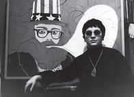 Paris Calligrammes – Ulrike Ottinger vor Alan Ginsburg Paris 1965. Ulrike Ottinger posiert vor ihrem Bild von Alan Ginsburg 1965