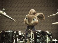 Hop - Osterhase oder Superstar? – "Hop - Osterhase oder Superstar", Auf der Osterinsel werden eifrig Süßigkeiten produziert, die dann in aller Welt für die Kinder versteckt werden. Dem alten Osterhasen wird die Aufgabe allmählich zu schwer. Er beschließt daher, sein Amt an seinen Sohn E.B. zu übergeben. Dieser hat allerdings ganz andere Pläne. Als leidenschaftlicher Drummer träumt er von einer Karriere als Musiker. Um der Amtsübergabe zu entkommen, flüchtet er daher nach Los Angeles, wo er Familie O'Hare überraschend vor den Wagen hüpft.