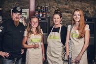 Landfrauenküche – Von links: Lucki Maurer mit Lena Zimmermann, Eva Gottschaller und Monika Bernhard.
