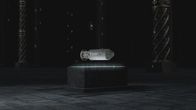 Strangest Things – Die Fledermausbombe sieht aus wie eine herkömmliche Bombe und ist etwa eins Komma fünf Meter hoch. Anders als bei anderen Bomben ist ihr zylindrischer Körper mit winzigen Löchern versehen.