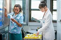 New Amsterdam – Dr. Valentina Castro (Ana Villafañe r.) Die Verwendung des sendungsbezogenen Materials ist nur mit dem Hinweis und Verlinkung auf TVNOW gestattet.